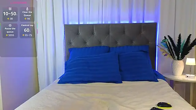 Ariana Petite online show from 10/31/25, 12:18