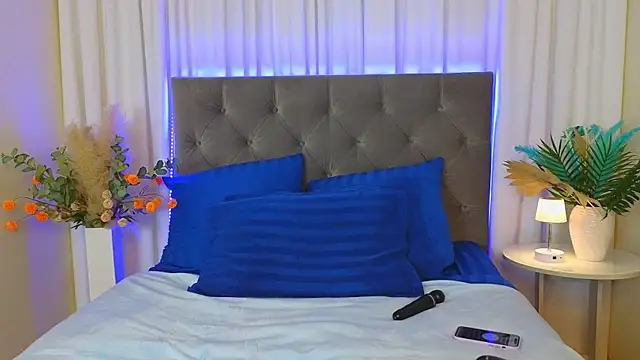 Ariana Petite online show from 03/12/26, 12:16