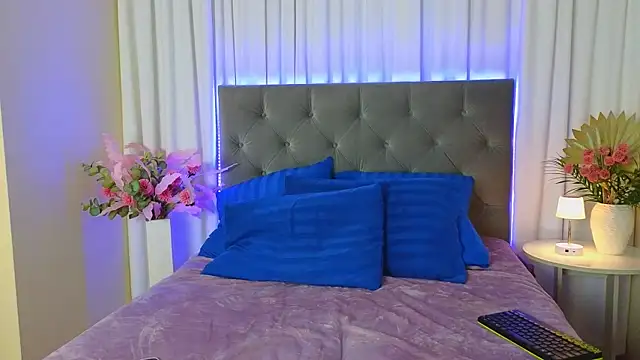 Ariana Petite online show from 04/10/26, 12:06