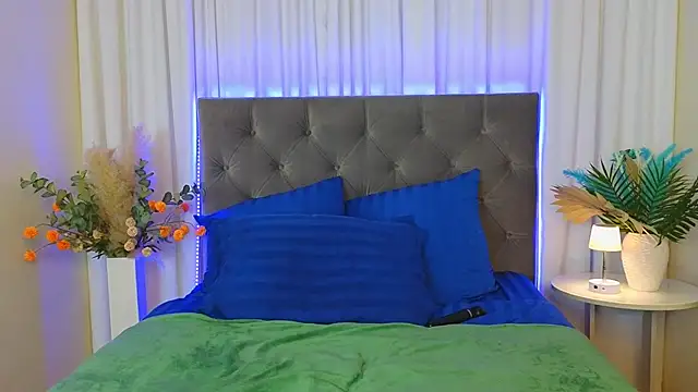 Ariana Petite online show from 03/06/26, 12:05