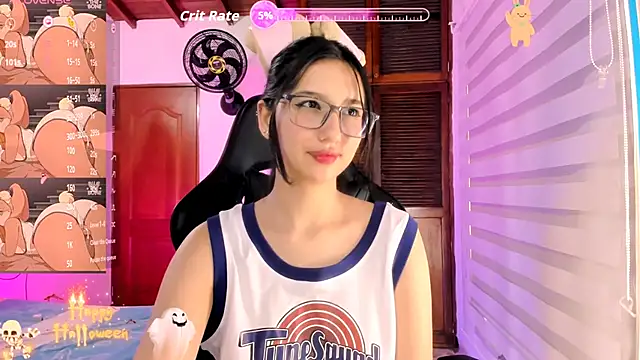 Snapshot of Luniverse chatting on 10/31/25, 05:09 Luniverse online show from 10/31/25, 05:09