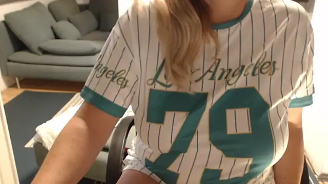 KimMitchelli online show from 12/18/25, 02:21