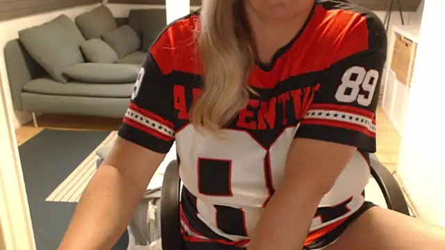 Snapshot of KimMitchelli chatting on 01/08/26, 12:55 KimMitchelli online show from 01/08/26, 12:55