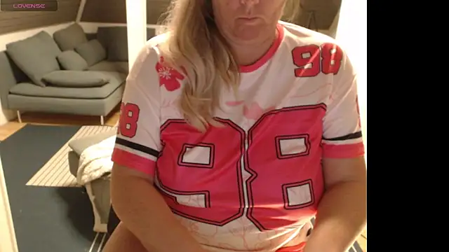 Snapshot of KimMitchelli chatting on 01/06/26, 10:03 KimMitchelli online show from 01/06/26, 10:03