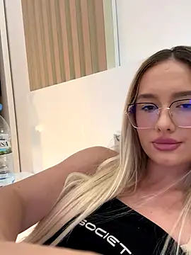 Snapshot of mollyxxx chatting on 09/11/25, 03:39 mollyxxx online show from 09/11/25, 03:39