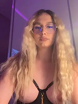 Snapshot of mollyxxx chatting on 05/18/26, 11:42 mollyxxx online show from 05/18/26, 11:42