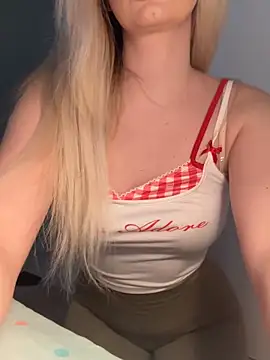 Snapshot of mollyxxx chatting on 02/27/26, 06:46 mollyxxx online show from 02/27/26, 06:46