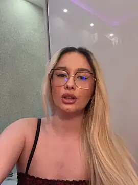 Snapshot of mollyxxx chatting on 04/26/26, 01:25 mollyxxx online show from 04/26/26, 01:25