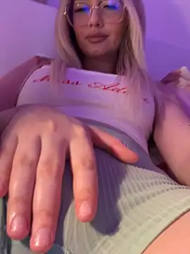 Snapshot of mollyxxx chatting on 03/21/25, 11:23 mollyxxx online show from 03/21/25, 11:23