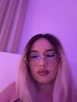 Snapshot of mollyxxx chatting on 02/01/26, 01:04 mollyxxx online show from 02/01/26, 01:04