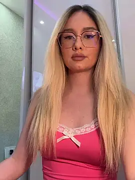 Snapshot of mollyxxx chatting on 04/27/26, 02:42 mollyxxx online show from 04/27/26, 02:42