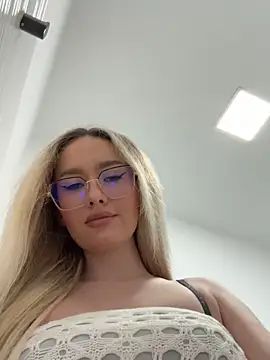 Snapshot of mollyxxx chatting on 01/23/25, 12:09 mollyxxx online show from 01/23/25, 12:09