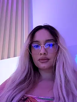 Snapshot of mollyxxx chatting on 12/22/25, 10:15 mollyxxx online show from 12/22/25, 10:15