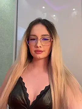 Snapshot of mollyxxx chatting on 03/02/26, 01:06 mollyxxx online show from 03/02/26, 01:06