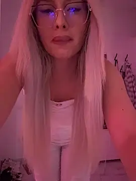 Snapshot of mollyxxx chatting on 10/07/25, 07:09 mollyxxx online show from 10/07/25, 07:09
