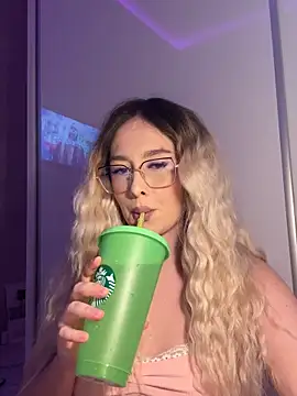 Snapshot of mollyxxx chatting on 02/08/26, 03:04 mollyxxx online show from 02/08/26, 03:04