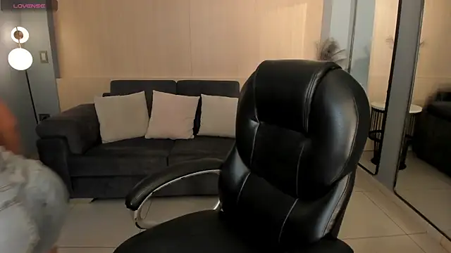 MiaRoberts1 online show from 12/05/25, 06:39