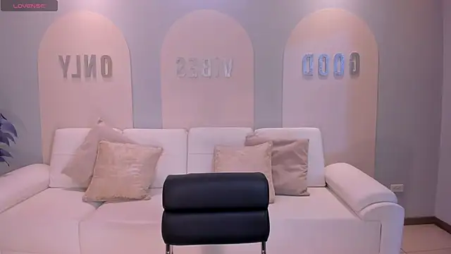 MiaRoberts1 online show from 11/08/25, 12:31