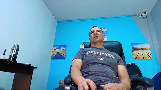 Snapshot of juanses_n_toro chatting on 12/16/25, 04:44 juanses n toro online show from 12/16/25, 04:44