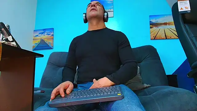 Snapshot of juanses_n_toro chatting on 10/24/25, 12:48 juanses n toro online show from 10/24/25, 12:48