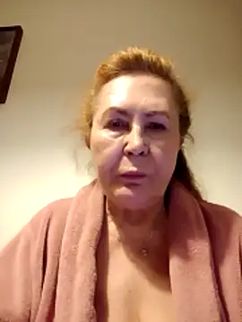 Snapshot of Hottie-Mom chatting on 04/19/26, 08:55 Hottie-Mom online show from 04/19/26, 08:55