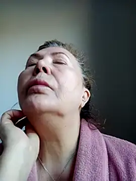 Snapshot of Hottie-Mom chatting on 04/11/26, 08:18 Hottie-Mom online show from 04/11/26, 08:18