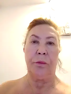 Snapshot of Hottie-Mom chatting on 04/19/26, 07:31 Hottie-Mom online show from 04/19/26, 07:31