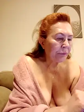 Snapshot of Hottie-Mom chatting on 04/21/26, 08:37 Hottie-Mom online show from 04/21/26, 08:37