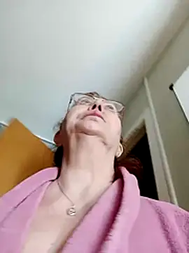 Snapshot of Hottie-Mom chatting on 05/29/26, 07:25 Hottie-Mom online show from 05/29/26, 07:25