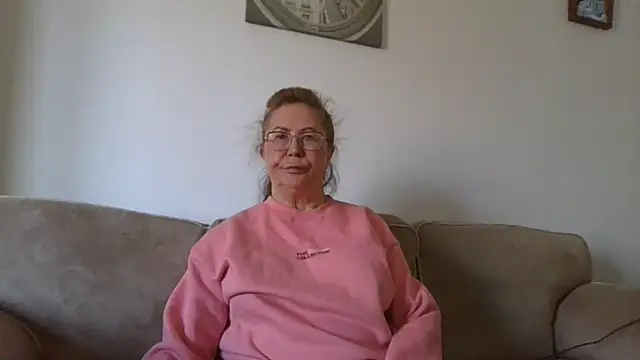 Snapshot of Hottie-Mom chatting on 04/17/26, 09:45 Hottie-Mom online show from 04/17/26, 09:45
