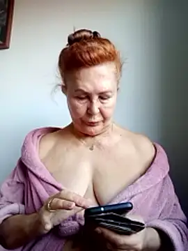 Hottie-Mom online show from 10/31/25, 08:55