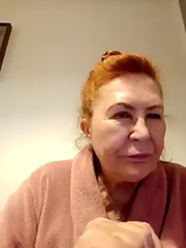 Snapshot of Hottie-Mom chatting on 04/29/26, 06:25 Hottie-Mom online show from 04/29/26, 06:25