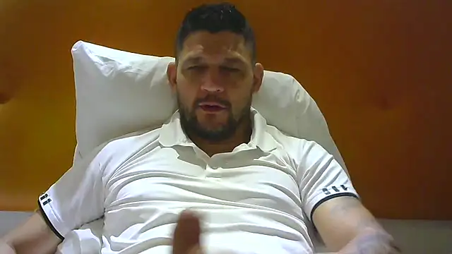 Snapshot of altenori112 chatting on 10/26/25, 01:44 altenori112 online show from 10/26/25, 01:44