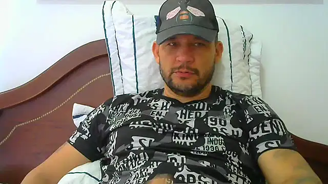 Snapshot of altenori112 chatting on 12/18/25, 02:43 altenori112 online show from 12/18/25, 02:43