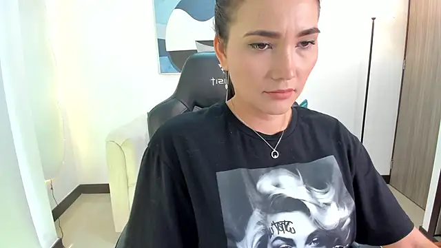 SaraParker  online show from 10/31/25, 04:14