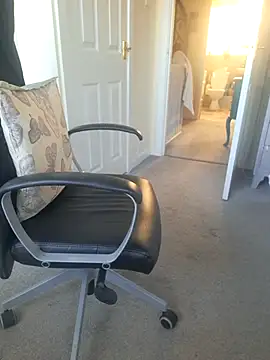 Snapshot of Emily_English57 chatting on 12/02/25, 09:33 Emily English57 online show from 12/02/25, 09:33