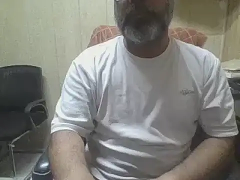Snapshot of hairymaster95 chatting on 07/12/26, 05:19 hairymaster95 online show from 07/12/26, 05:19