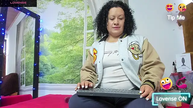 Snapshot of nikool32 chatting on 11/12/25, 12:20 nikool32 online show from 11/12/25, 12:20