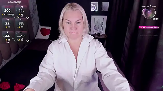 Snapshot of YolandaKiss chatting on 10/14/25, 08:20 YolandaKiss online show from 10/14/25, 08:20