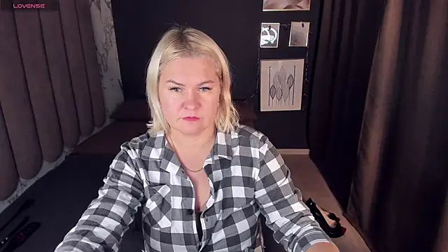 Snapshot of YolandaKiss chatting on 10/26/25, 08:20 YolandaKiss online show from 10/26/25, 08:20