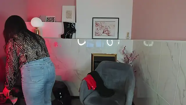 Snapshot of KylieMellow chatting on 10/15/25, 01:41 KylieMellow online show from 10/15/25, 01:41