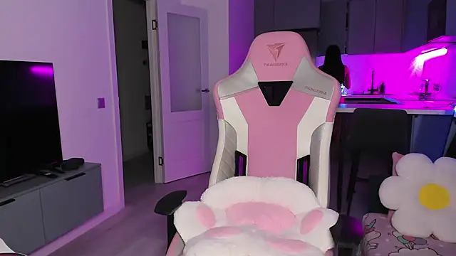 wow lovie online show from 12/14/25, 04:34