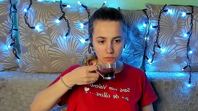 Snapshot of MaggieCake chatting on 03/04/26, 01:13 MaggieCake online show from 03/04/26, 01:13