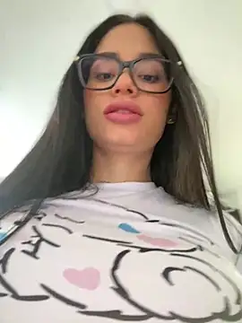 Snapshot of LaraHenao chatting on 03/04/25, 01:06 LaraHenao online show from 03/04/25, 01:06