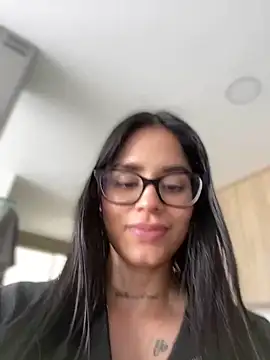 Snapshot of LaraHenao chatting on 03/05/25, 04:13 LaraHenao online show from 03/05/25, 04:13
