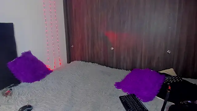 Snapshot of Rainnbow_ chatting on 03/15/25, 05:37 Rainnbow online show from 03/15/25, 05:37