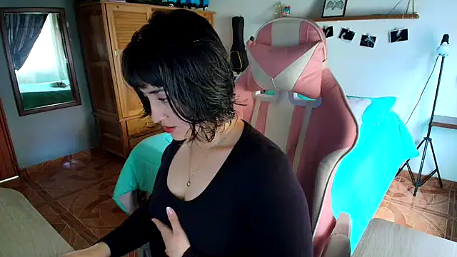 Snapshot of venus_666 chatting on 12/21/25, 04:30 venus 666 online show from 12/21/25, 04:30