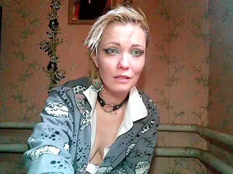 Snapshot of WildMissNiks chatting on 10/06/25, 11:00 WildMissNiks online show from 10/06/25, 11:00