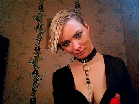 WildMissNiks online show from 10/28/25, 09:19