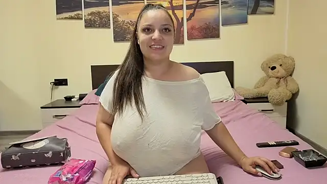 Snapshot of adelline chatting on 05/11/26, 08:39 adelline online show from 05/11/26, 08:39